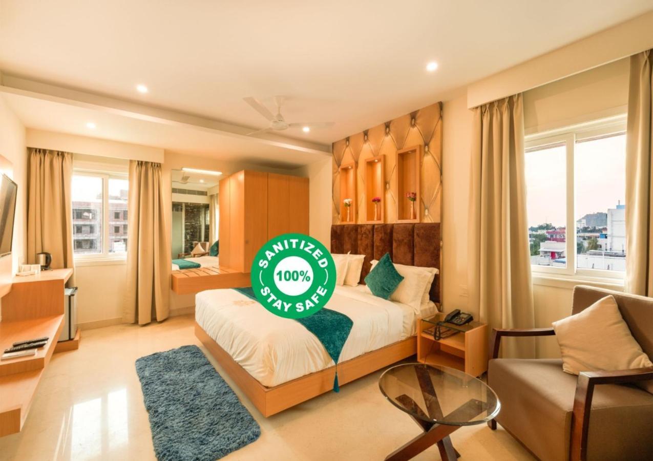 Kvr Capitol Suites Vijayawāda Exterior foto